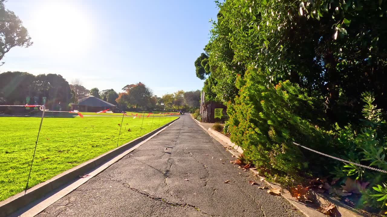 멜버른 동물원 을 가로질러 푸른 곳 과 표지판 을 가진 평화 로운 빛 길