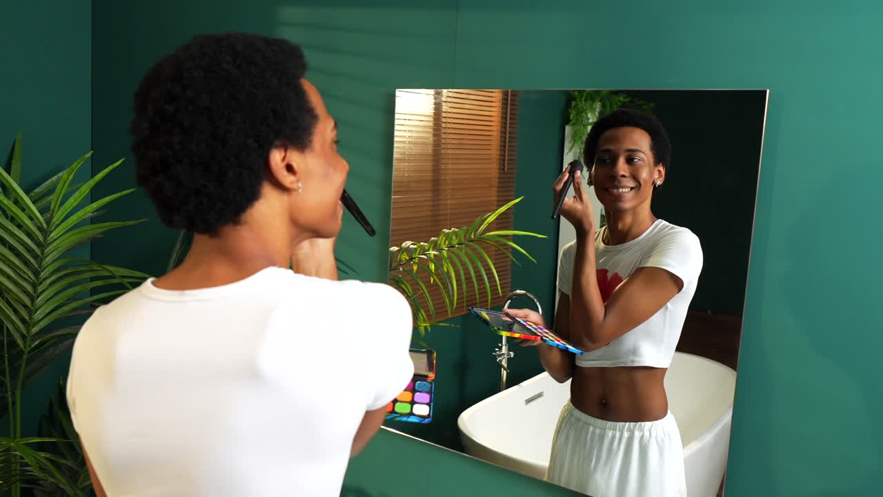 Applicare il trucco in bagno