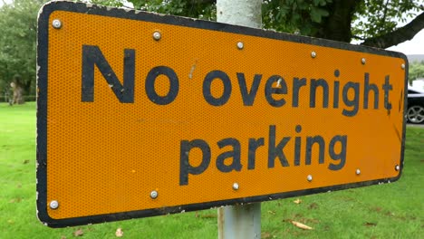no hay señal de estacionamiento nocturno en las tierras altas escocesas