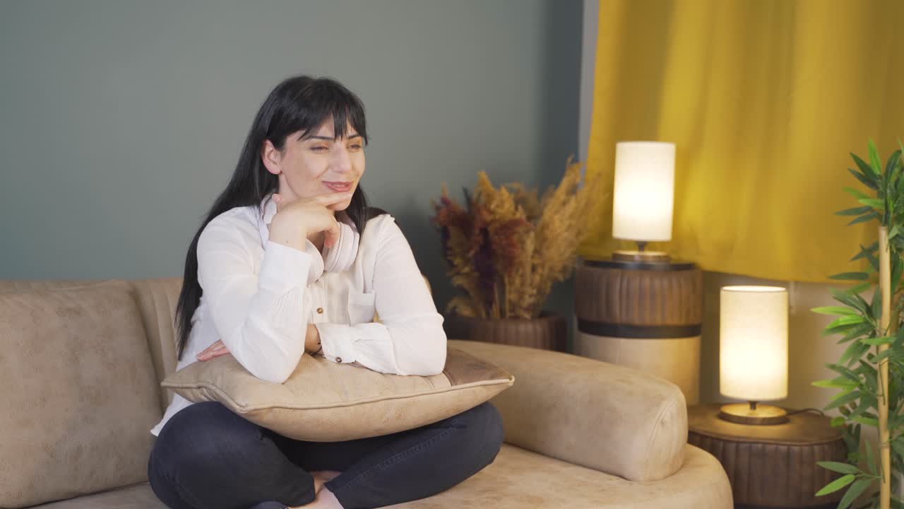 밤에 집에서 일하는 것에 대해 아이디어를 떠올린 여자. 훌륭한 아이디어.