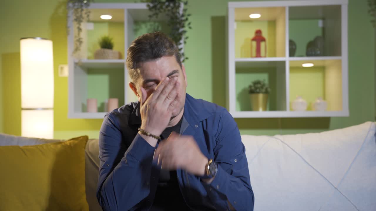 hombre preocupado y estresado sintiéndose abrumado en casa.