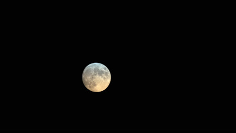 lapso de tiempo de luna llena moviéndose y cambiando de color en el cielo nocturno