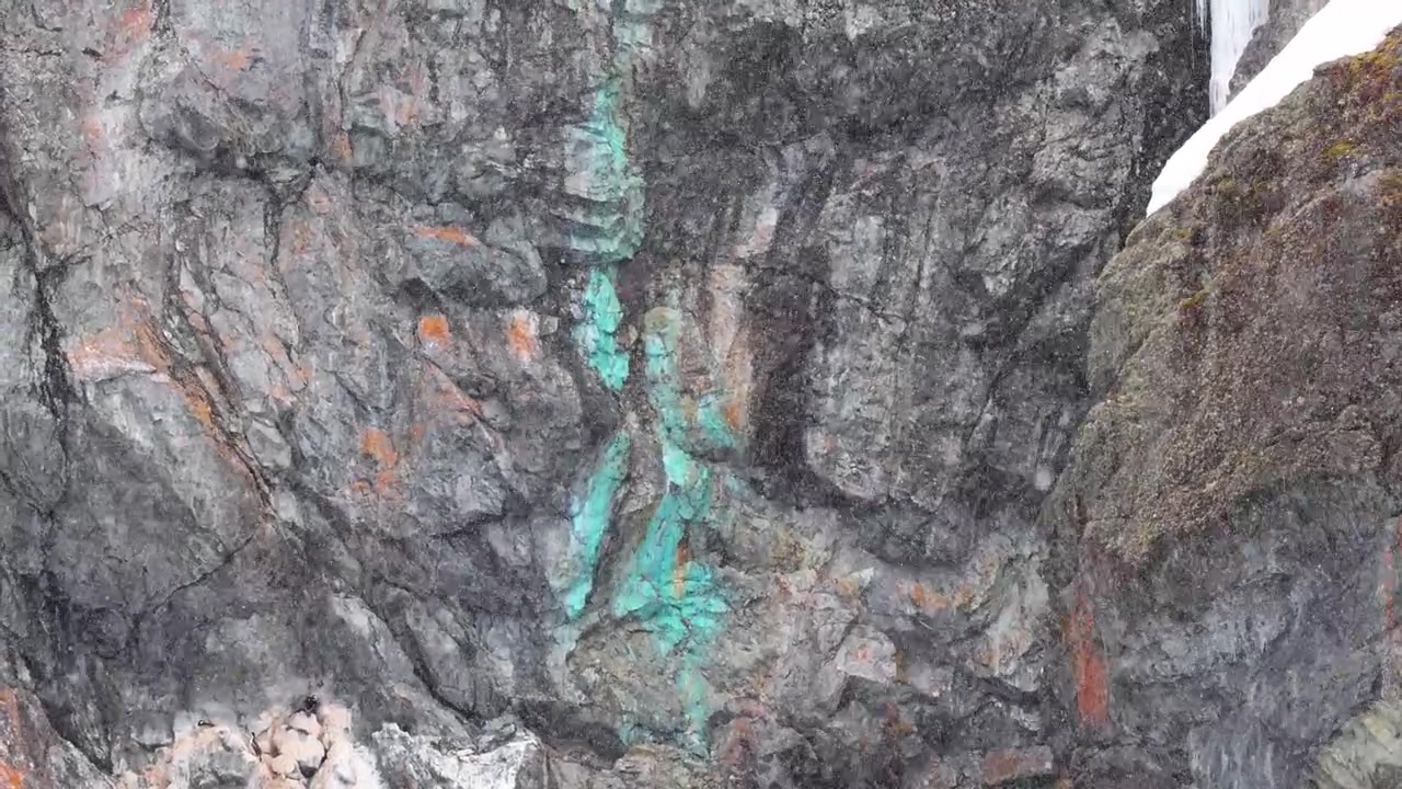 Vena di rame in roccia antartica, giornata nevosa. A mano libera.