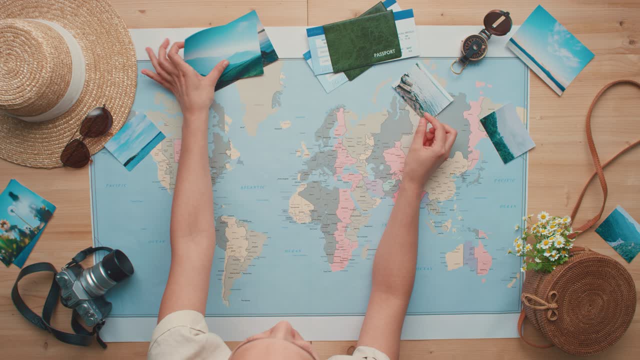 mujer mirando imágenes de puntos de referencia