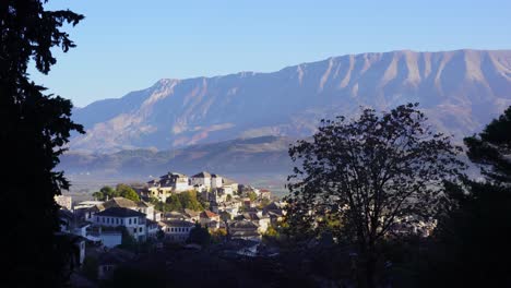 Morgensonne-Strahlt-Leuchtende-Steinhäuser-Im-Gjirokaster-Viertel-über-Dem-Hügel