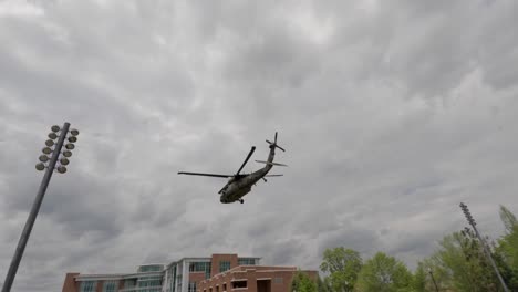 plano general del helicóptero blackhawk que se aproxima para aterrizar