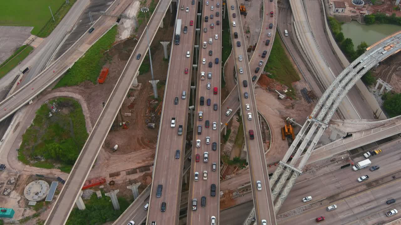 vista de pájaro del tráfico en la autopista principal en houston