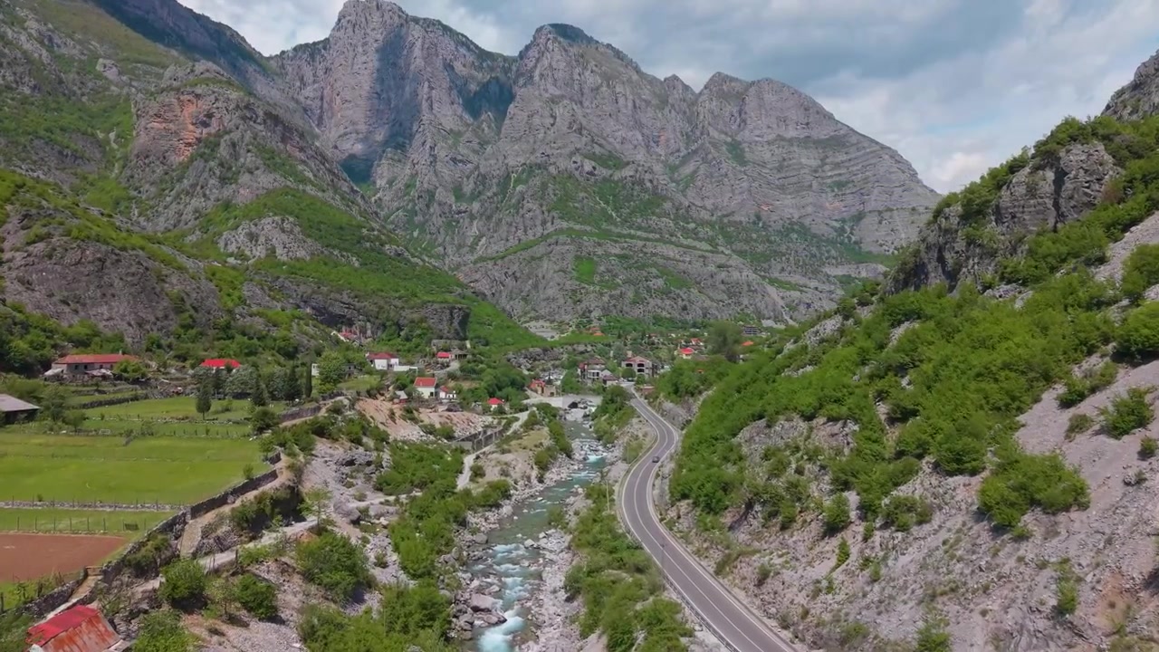 Arnavutluk'un Kuzeyinde Drone ile Çekilmiş İnanılmaz Yol