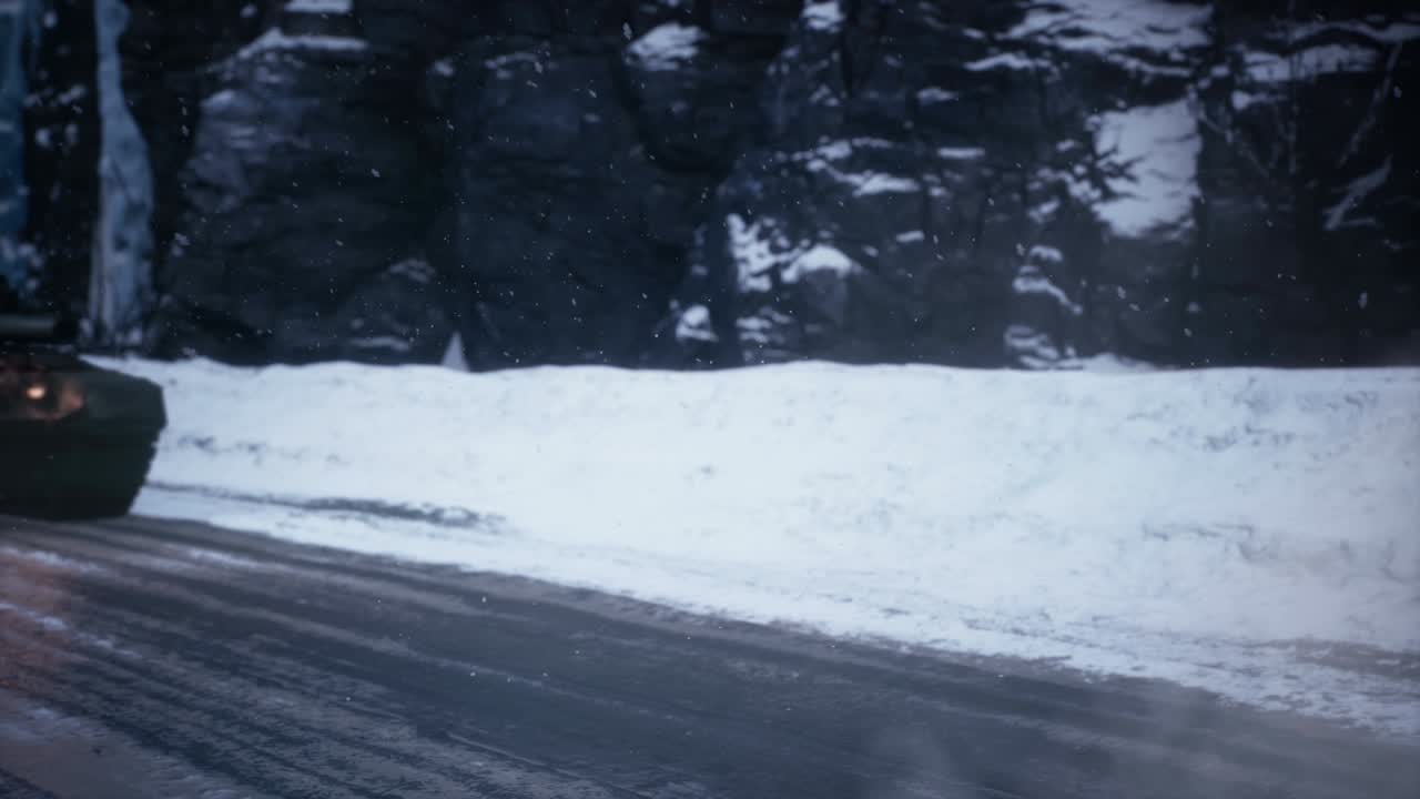 크의 수송대가 끔찍한 유혈 침략을 위해 겨울 길을 따라 이동합니다. 산의 눈으로 인 군사 도로. 으로 된 애니메이션은 전쟁과 군국주의에 대한 배경에 이상적입니다.