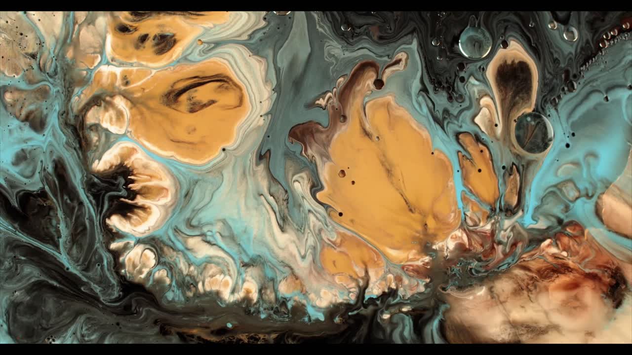 Vortici di pittura astratti ipnotizzanti nei toni verde acqua, oro e nero.