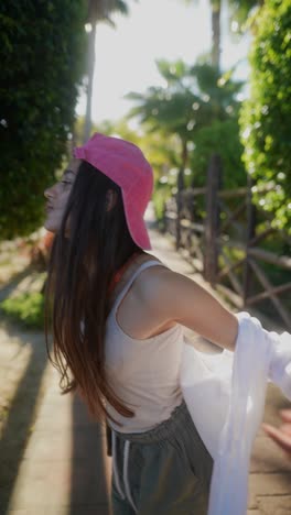 una adolescente posando en un parque