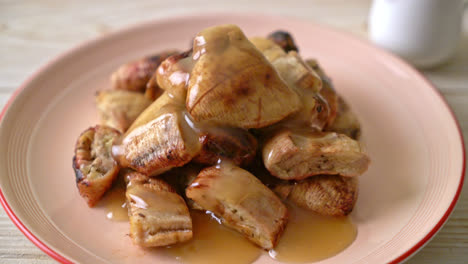plátanos a la parrilla con salsa de caramelo de coco en el plato