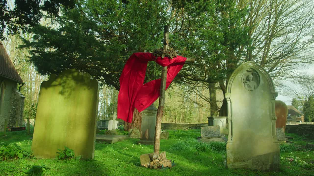 교회 묘지 에서 무덤 돌 들 사이 에 있는 십자가