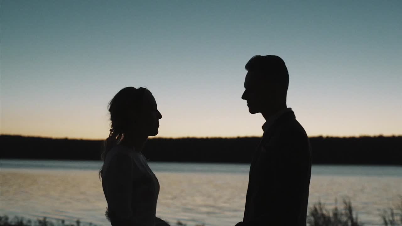 해가 지는 동안의 커플 실루