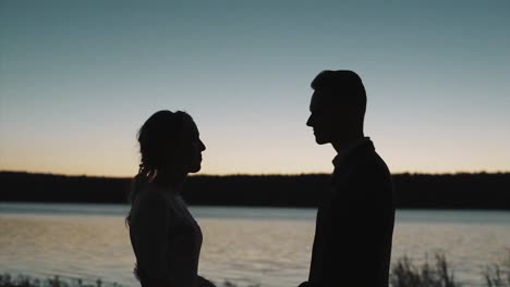 couple silhouettes at sunset