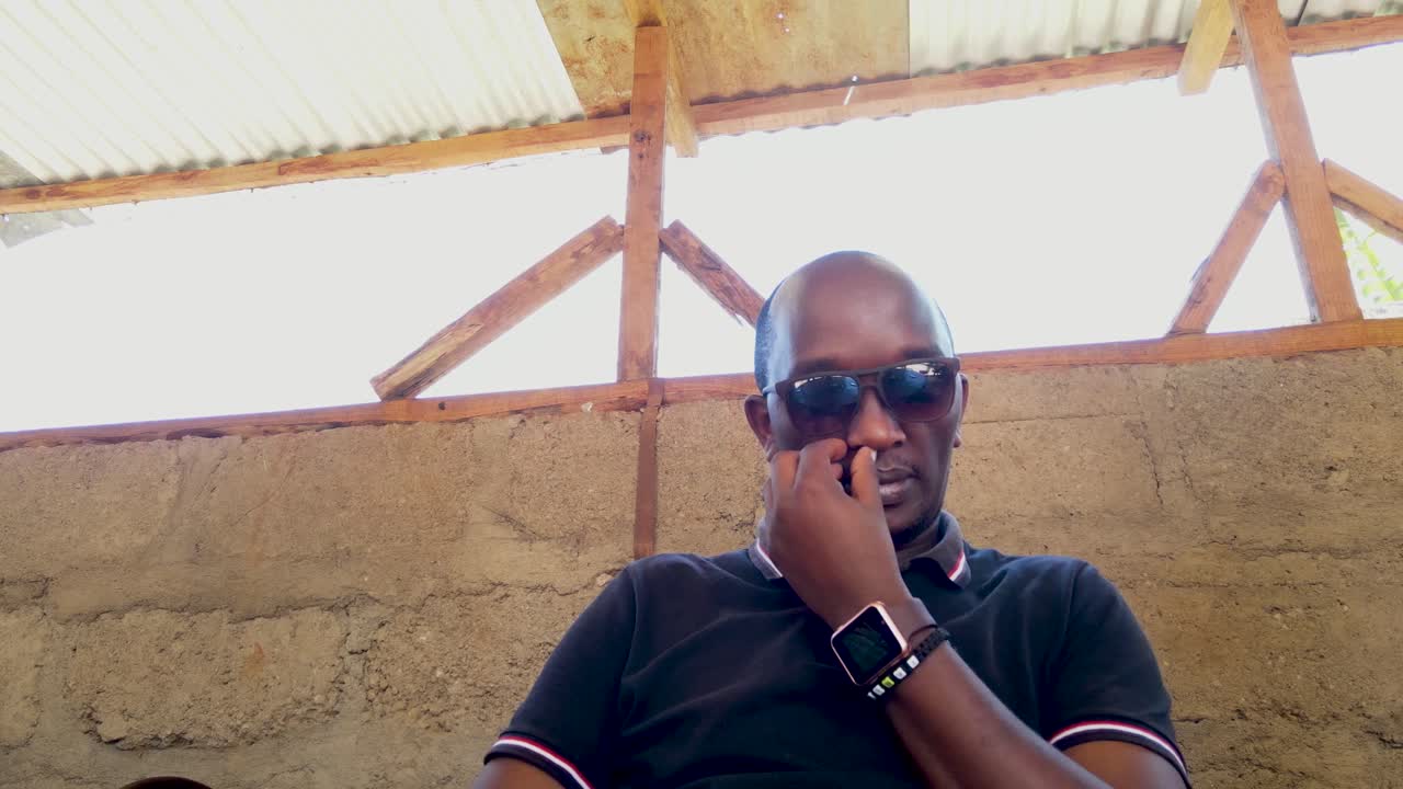 relajarse ocio etnia alegre sonrisa diversión multiétnico funky emoción adulto persona gafas de sol, áfrica rural