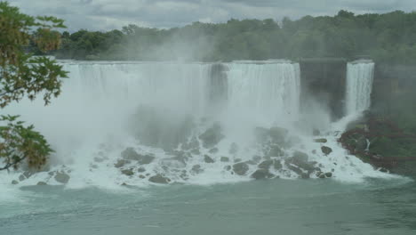 gran avance hacia las cataratas americanas en el niágara desde el lado canadiense