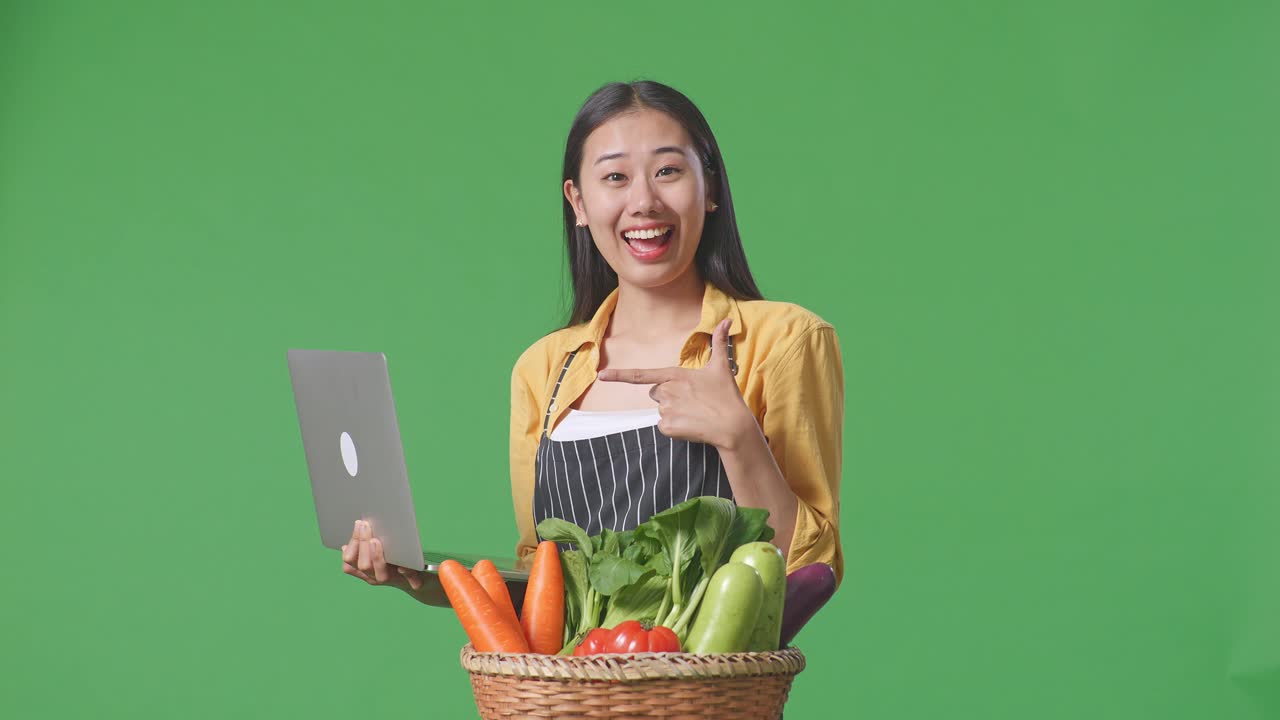 온라인에서 신선한 제품을 구매하는 여성