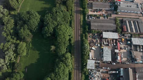 Toma-Panorámica-De-Drones-De-Largas-Vías-De-Tren-Nacional-Vacías-Cheshunt-En-El-Norte-De-Londres