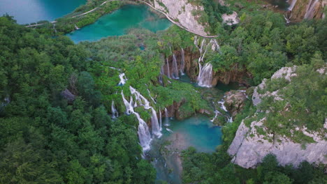 Toma-Aérea-Del-Parque-Nacional-Del-Lago-Plitvice-En-Croacia,-Europa-10