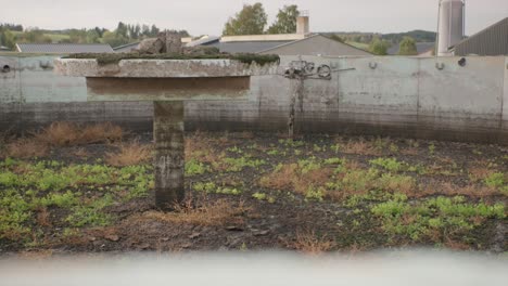 tanque de estiércol líquido lleno de lodo