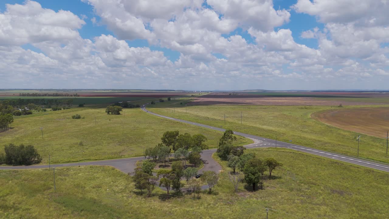 Vista aérea de campos bajo cielos nublados