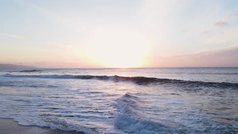 Olas-Rompiendo-En-La-Playa-Al-Atardecer,-Costa-Norte,-Oahu---Cámara-Lenta