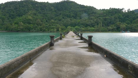 Leerer-Pier-Mit-Tropischer-Insel-Im-Hintergrund