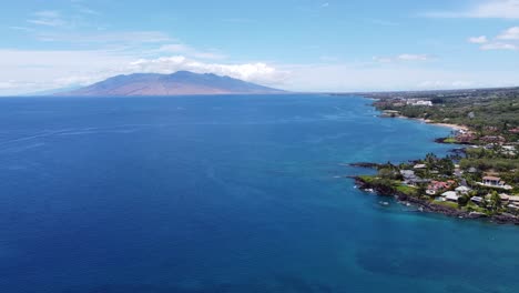 toma de drone de maui con isla en el fondo