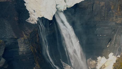 cascada helada de cerca