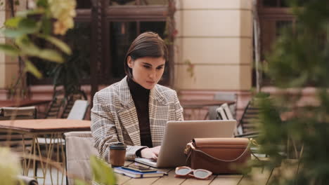 una mujer de negocios en un descanso de café al aire libre.