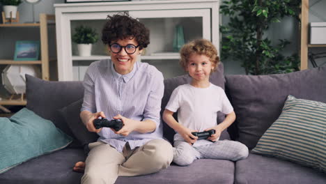 madre e hijo jugando videojuegos juntos en casa