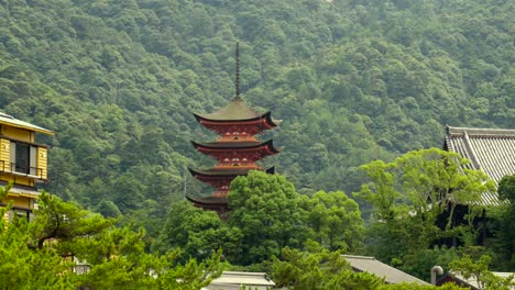Pagoda-Itsukushima-Jinja-Tahoto-En-La-Isla-Miyajima-Japón-Entre-árboles-Forestales