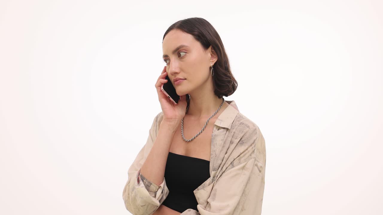 전화로 얘기하는 여자