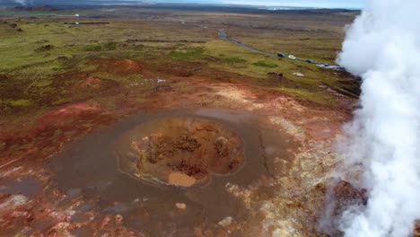 fumarolas de humo y vapor procedente del géiser caliente burbujeando al comienzo de una erupción