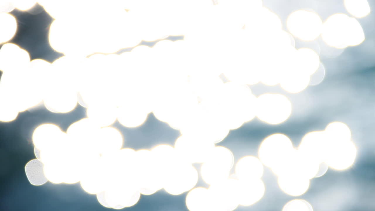 밝은 빛이 아름다운 푸른 바다를 반사합니다.