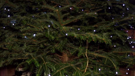 árbol de navidad inclinado hacia abajo con luces de cadena led