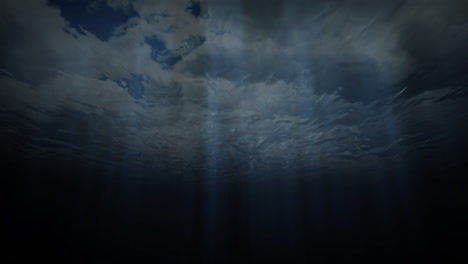 animación de fondo de estar bajo el agua, mirando hacia arriba a través de la superficie del agua en un cielo nublado