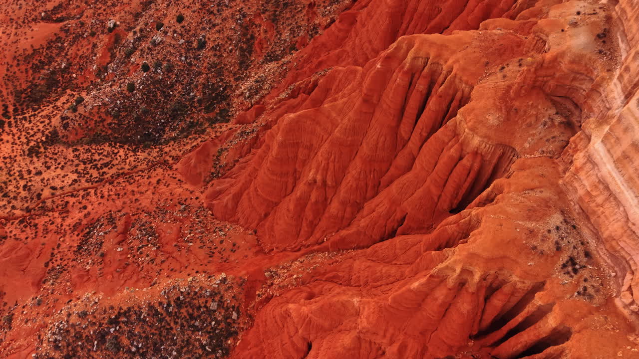 Prospettiva aerea di costoni rocciosi erosi rossi e canyon. Vista dall'alto di modelli di erosione verticale nel terreno argilloso rosso vicino a Calatayud, Spagna