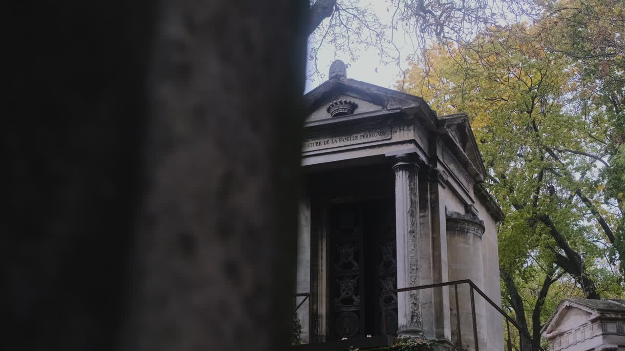 pere lachaise 묘지의 신비한 가족 금고 금속 문이 반쯤 열려 있습니다.
