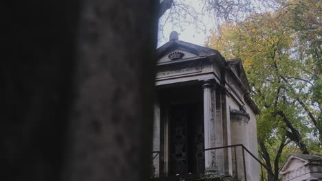 Eine-Mysteriöse-Familiengruft-Auf-Dem-Friedhof-Pere-Lachaise-Die-Metalltür-Ist-Halb-Geöffnet