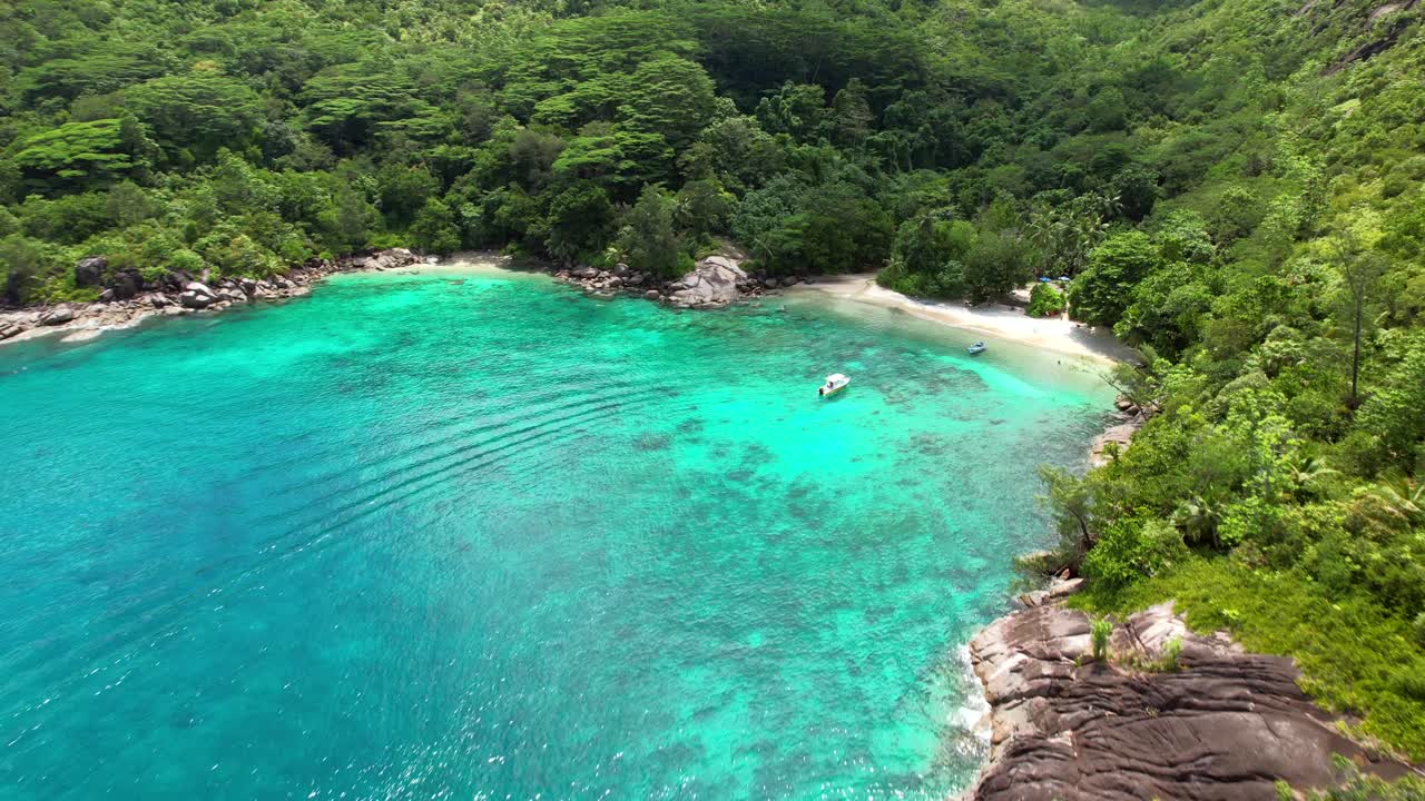 el avión no tripulado se dirige a la playa principal de anse, el océano, el bosque rico, la roca de granito y el agua turquesa, el barco de atraque, mahe seychelles 30 fps