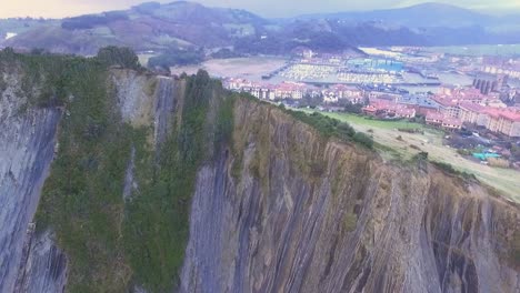 Zumaia,-Das-Hinter-Der-Klippe-Auftaucht,-Und-Der-Flysch-Von-Oben