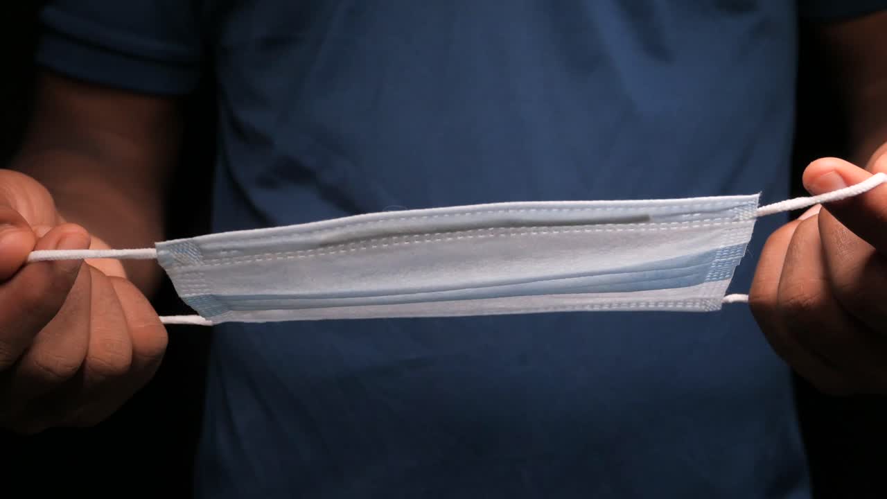 마스크를 쓴 사람