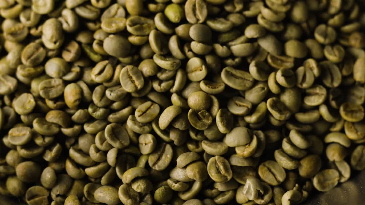 Primer plano detallado de granos de café sin tostar.