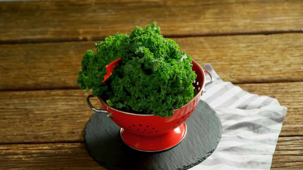 4k 팬 에 있는 초록색 잎 채소