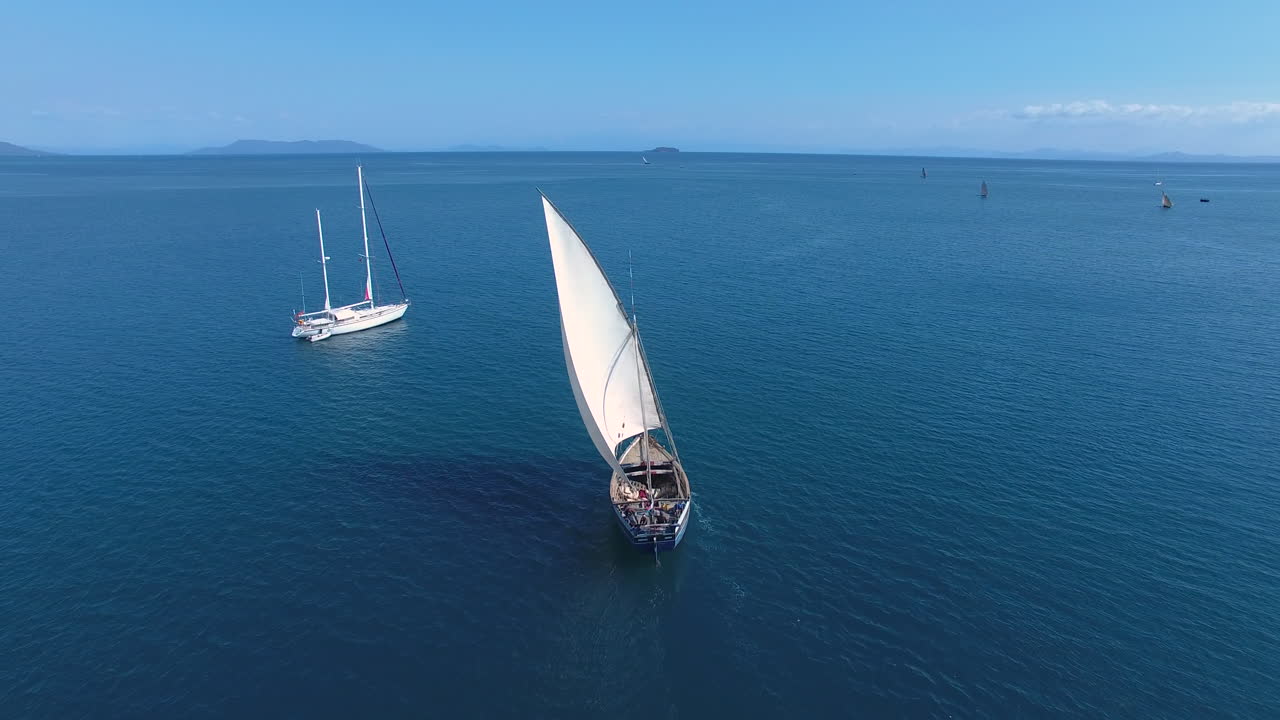 piragua tradicional navegando fuera de la bahía en madagascar