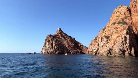 maravillas geológicas de calanques de piana vistas desde un barco turístico en el mar mediterráneo en córcega en la temporada de verano, francia