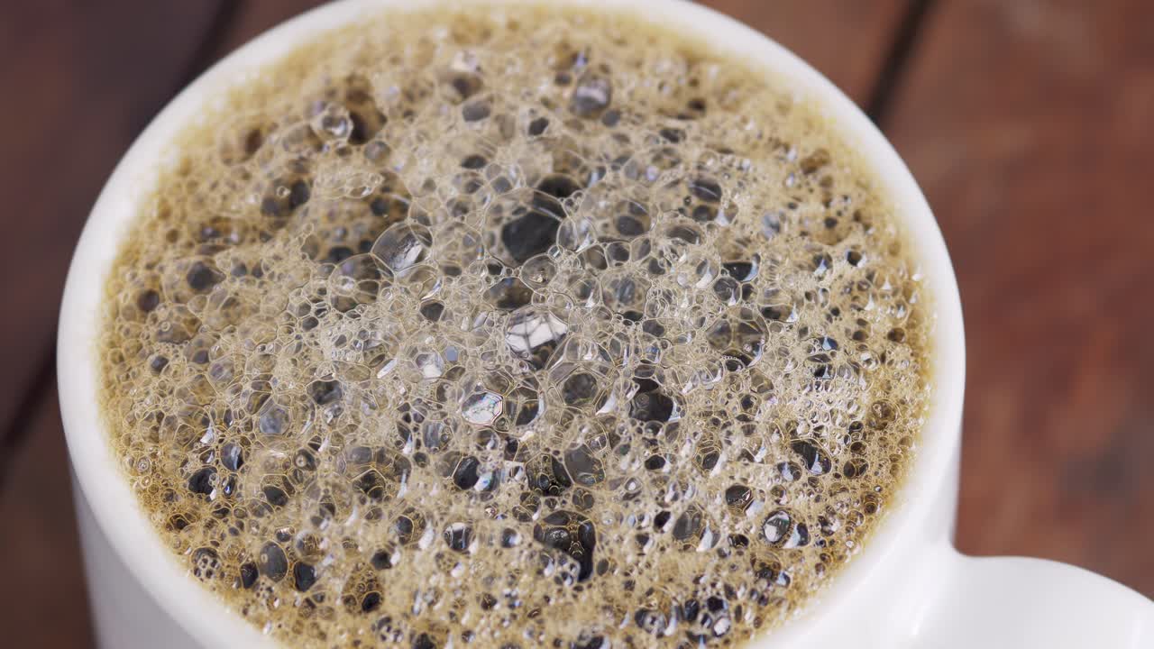 아침에 커피 한 잔을 만들어