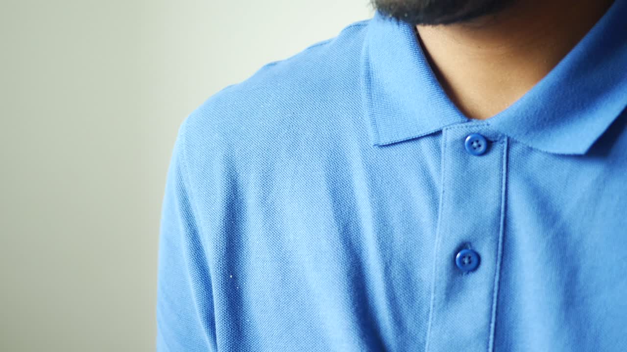 hombres con caspa en la camisa